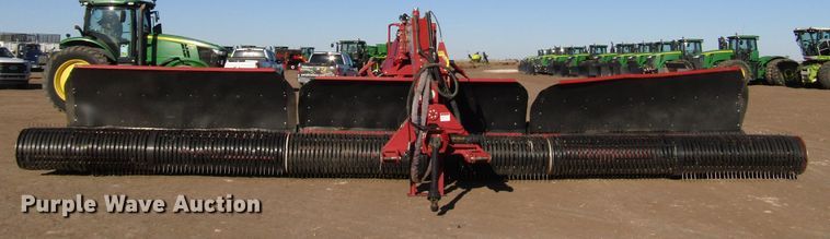 image for item DH8304 2017 H&S Tri-Flex 6135 hay merger