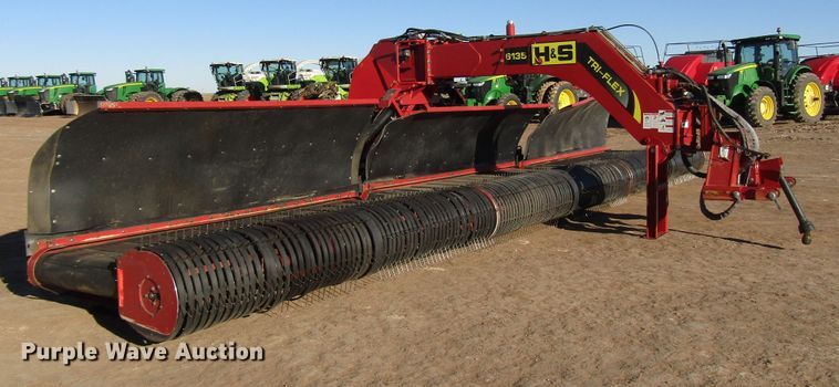 image for item DH8304 2017 H&S Tri-Flex 6135 hay merger