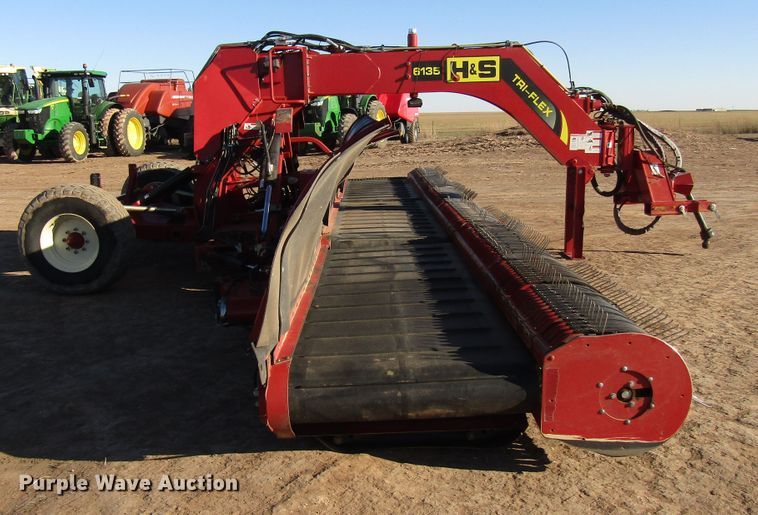 image for item DH8304 2017 H&S Tri-Flex 6135 hay merger