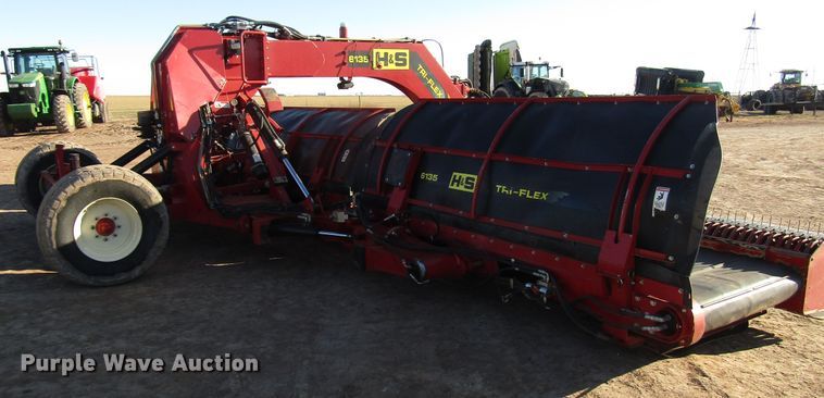 image for item DH8304 2017 H&S Tri-Flex 6135 hay merger