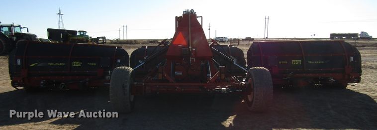image for item DH8304 2017 H&S Tri-Flex 6135 hay merger