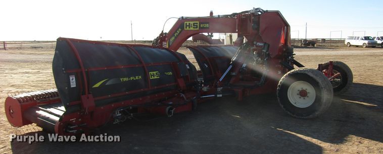 image for item DH8304 2017 H&S Tri-Flex 6135 hay merger