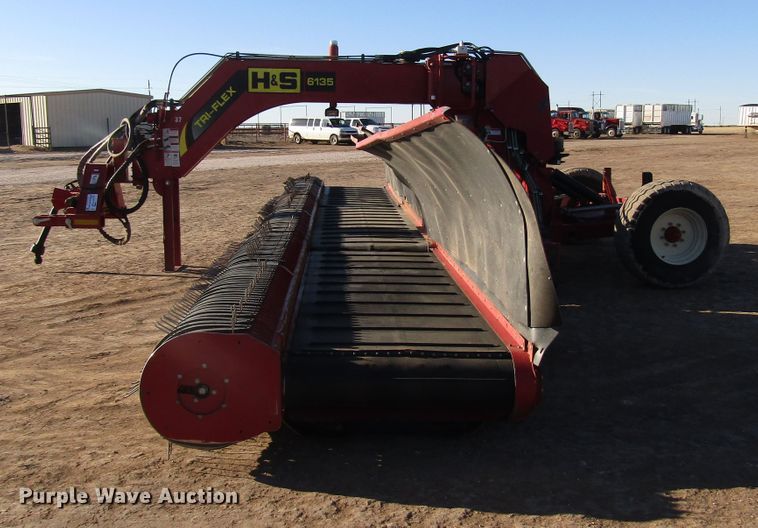 image for item DH8304 2017 H&S Tri-Flex 6135 hay merger