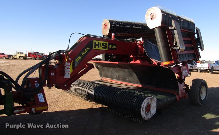 image for item DH8304 2017 H&S Tri-Flex 6135 hay merger