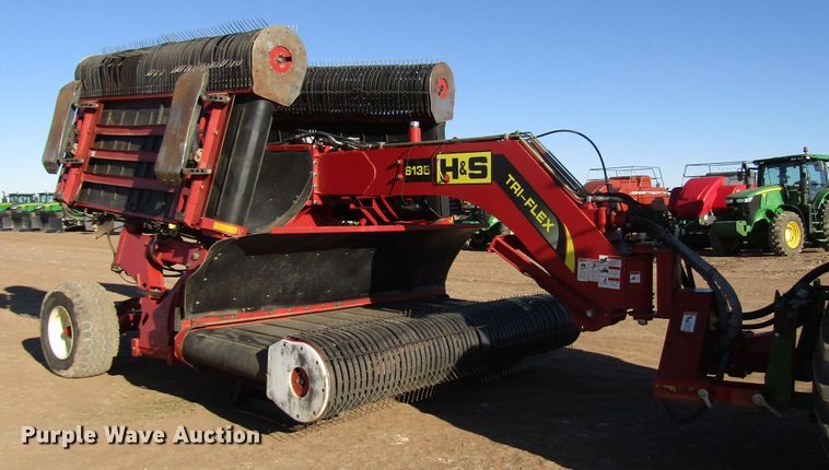 image for item DH8304 2017 H&S Tri-Flex 6135 hay merger