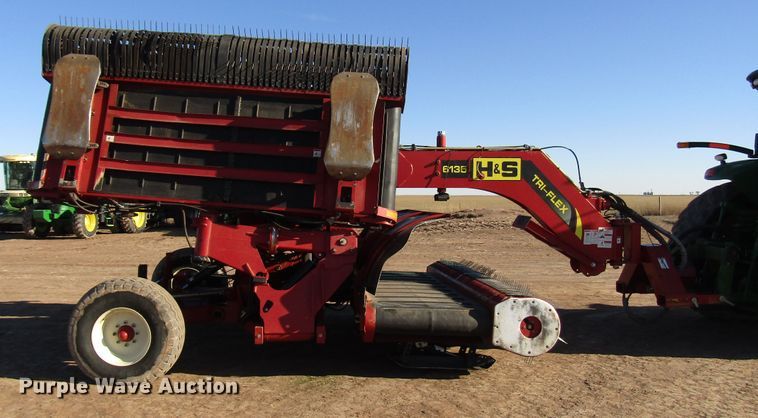 image for item DH8304 2017 H&S Tri-Flex 6135 hay merger
