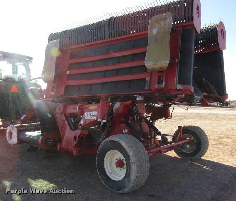 image for item DH8304 2017 H&S Tri-Flex 6135 hay merger