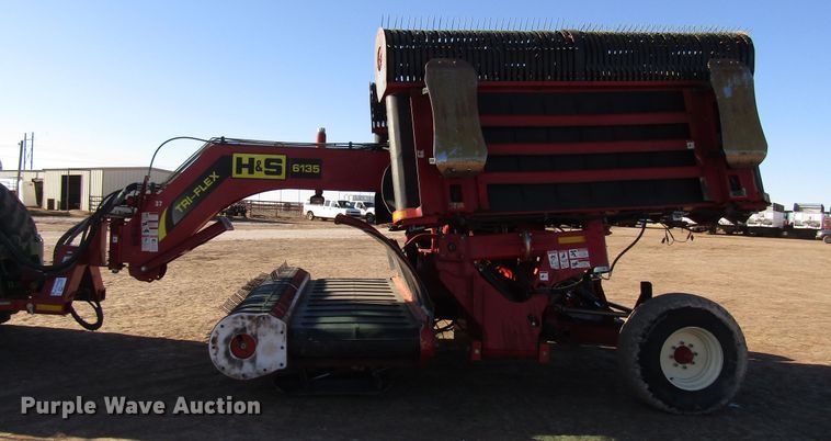 image for item DH8304 2017 H&S Tri-Flex 6135 hay merger