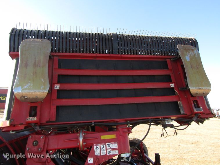 image for item DH8304 2017 H&S Tri-Flex 6135 hay merger