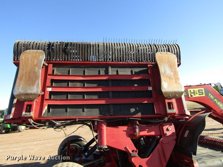 image for item DH8304 2017 H&S Tri-Flex 6135 hay merger