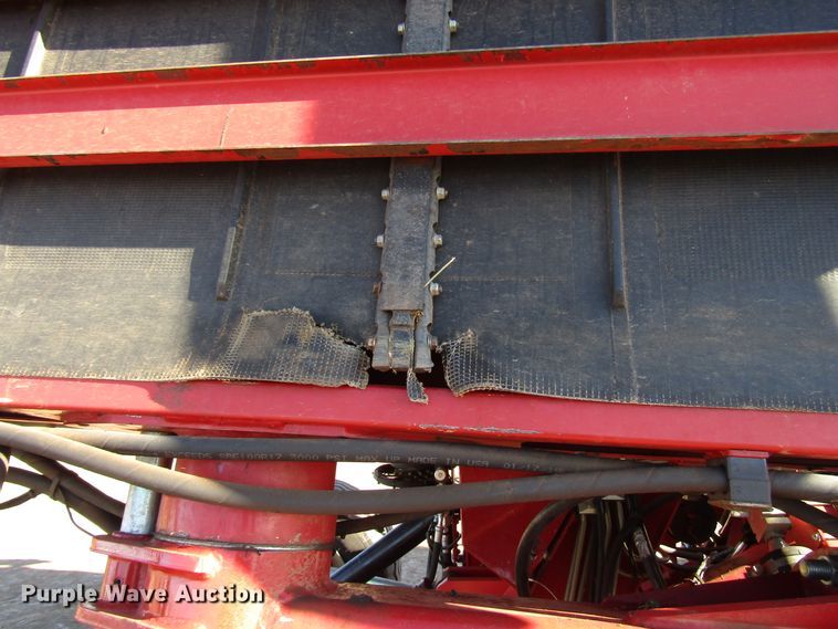 image for item DH8304 2017 H&S Tri-Flex 6135 hay merger