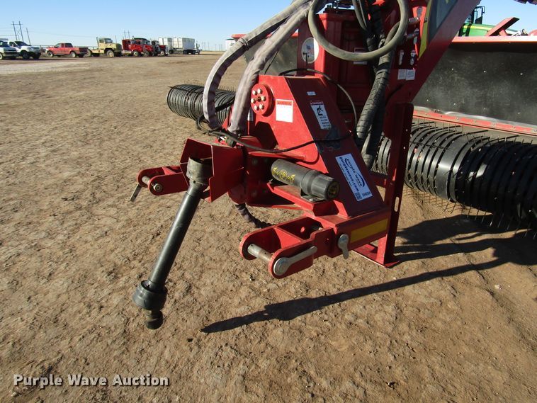 image for item DH8304 2017 H&S Tri-Flex 6135 hay merger