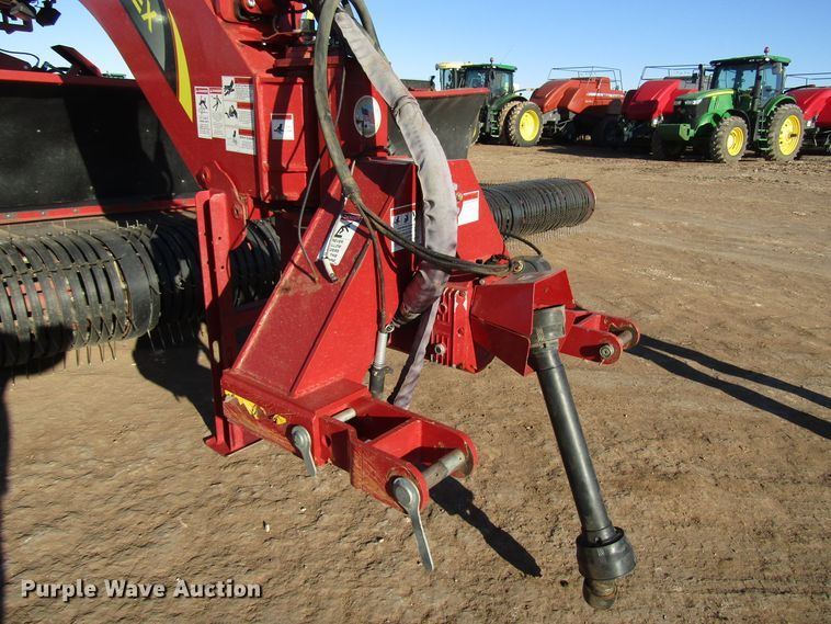 image for item DH8304 2017 H&S Tri-Flex 6135 hay merger