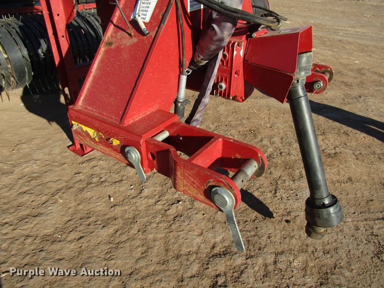 image for item DH8304 2017 H&S Tri-Flex 6135 hay merger