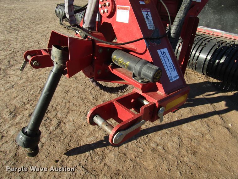 image for item DH8304 2017 H&S Tri-Flex 6135 hay merger