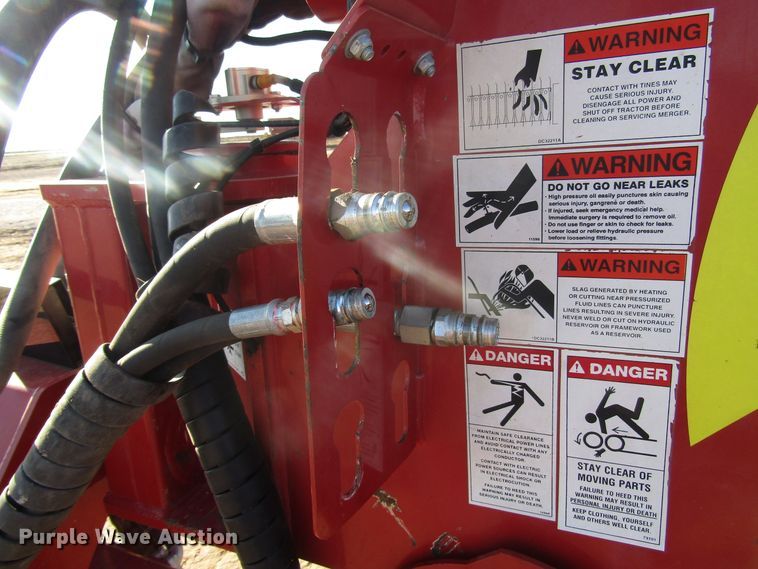 image for item DH8304 2017 H&S Tri-Flex 6135 hay merger