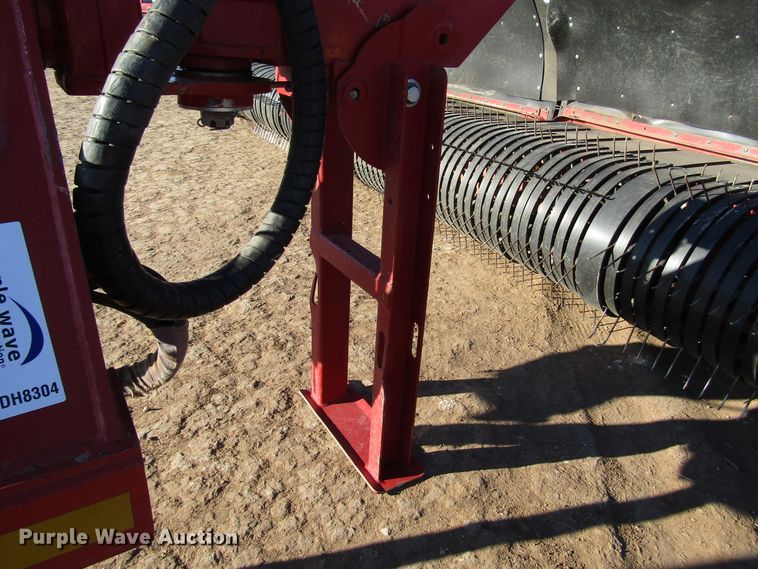 image for item DH8304 2017 H&S Tri-Flex 6135 hay merger