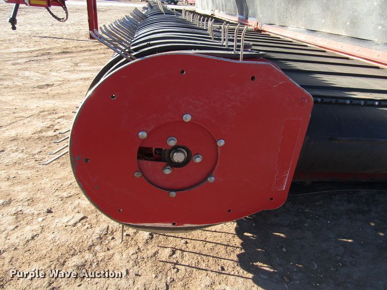 image for item DH8304 2017 H&S Tri-Flex 6135 hay merger