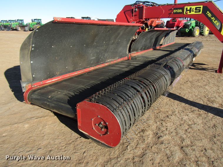 image for item DH8304 2017 H&S Tri-Flex 6135 hay merger