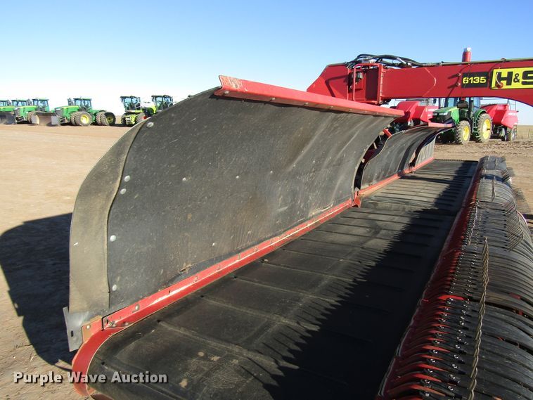 image for item DH8304 2017 H&S Tri-Flex 6135 hay merger