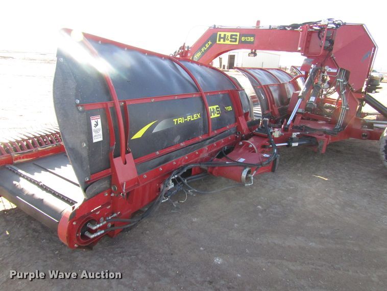 image for item DH8304 2017 H&S Tri-Flex 6135 hay merger