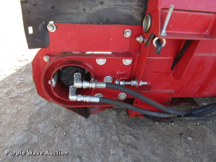 image for item DH8304 2017 H&S Tri-Flex 6135 hay merger