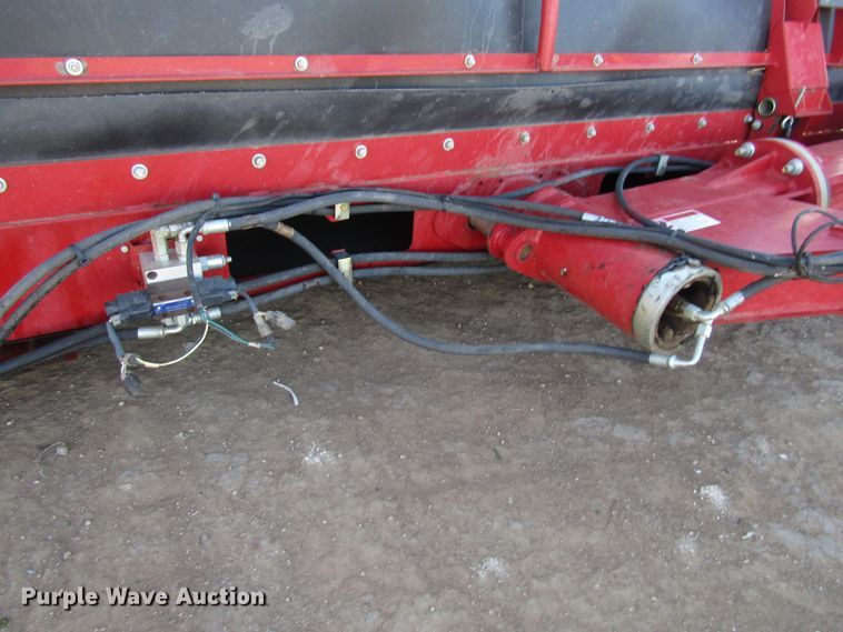 image for item DH8304 2017 H&S Tri-Flex 6135 hay merger