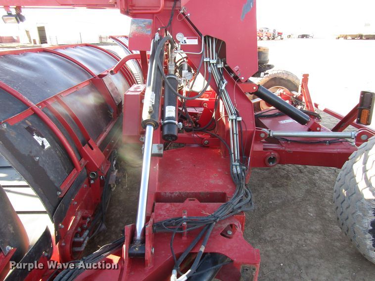 image for item DH8304 2017 H&S Tri-Flex 6135 hay merger