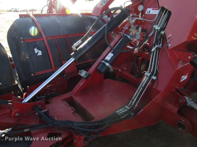 image for item DH8304 2017 H&S Tri-Flex 6135 hay merger