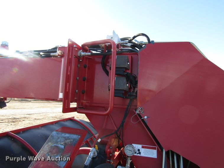 image for item DH8304 2017 H&S Tri-Flex 6135 hay merger