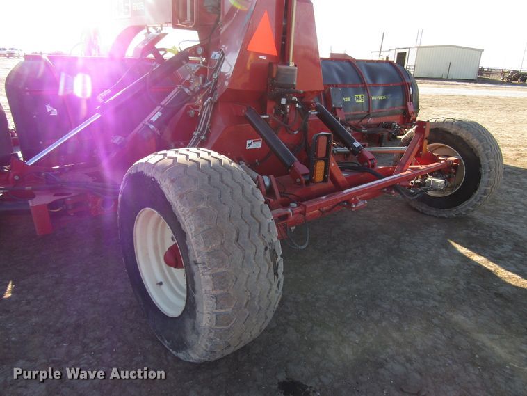 image for item DH8304 2017 H&S Tri-Flex 6135 hay merger
