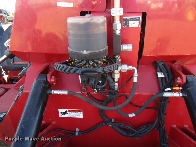 image for item DH8304 2017 H&S Tri-Flex 6135 hay merger