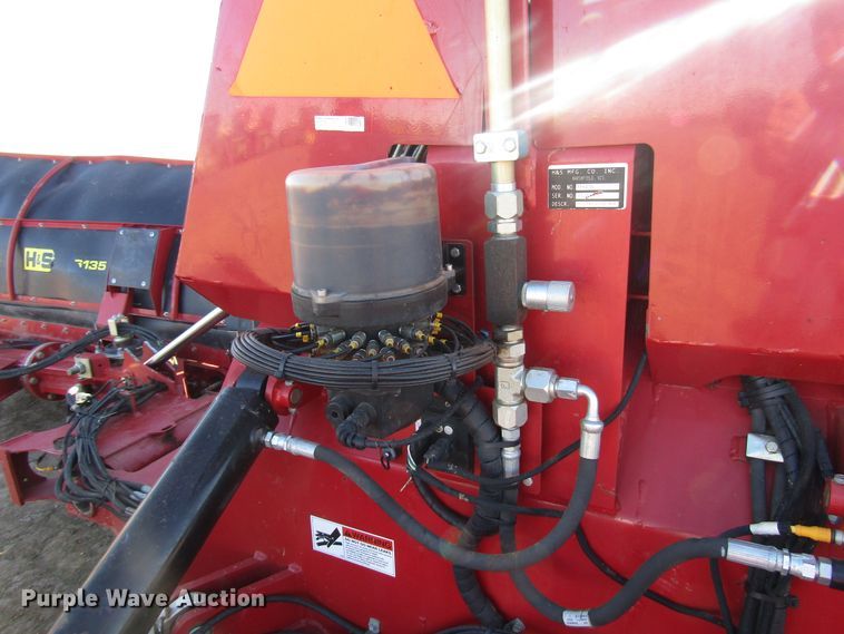 image for item DH8304 2017 H&S Tri-Flex 6135 hay merger