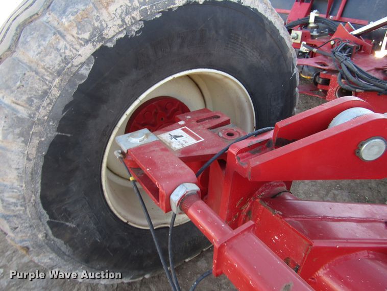 image for item DH8304 2017 H&S Tri-Flex 6135 hay merger