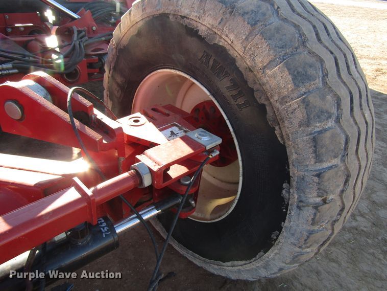 image for item DH8304 2017 H&S Tri-Flex 6135 hay merger