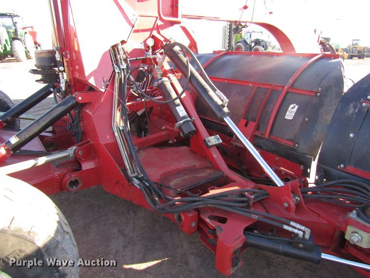 image for item DH8304 2017 H&S Tri-Flex 6135 hay merger