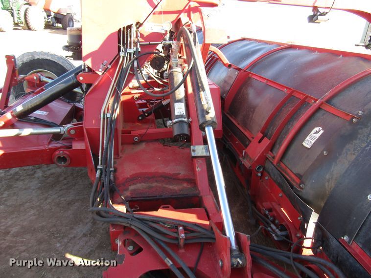 image for item DH8304 2017 H&S Tri-Flex 6135 hay merger