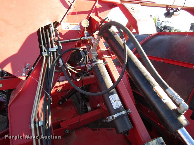 image for item DH8304 2017 H&S Tri-Flex 6135 hay merger