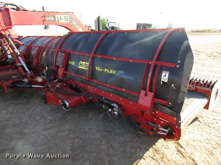 image for item DH8304 2017 H&S Tri-Flex 6135 hay merger