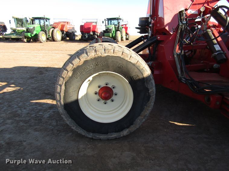 image for item DH8304 2017 H&S Tri-Flex 6135 hay merger