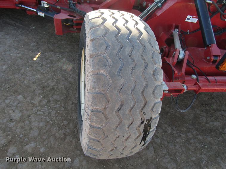 image for item DH8304 2017 H&S Tri-Flex 6135 hay merger