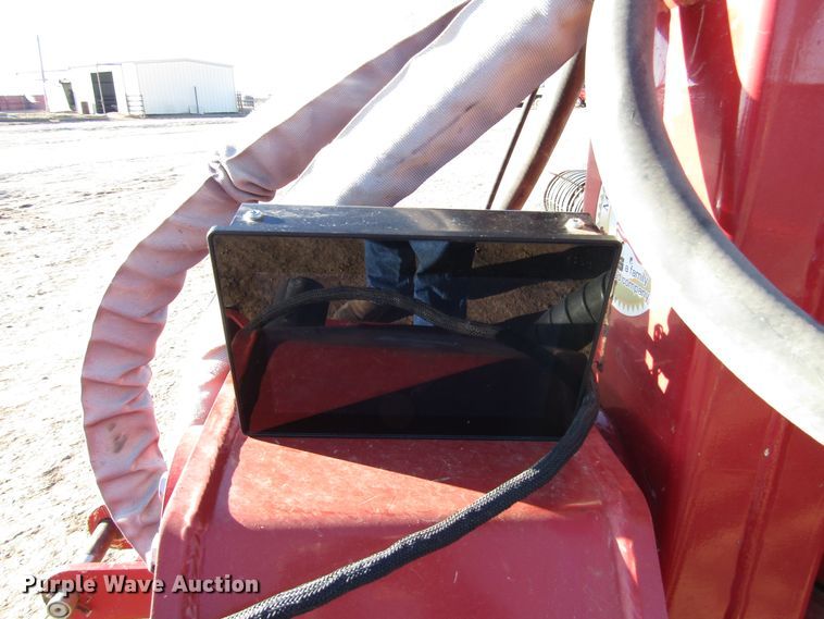 image for item DH8304 2017 H&S Tri-Flex 6135 hay merger