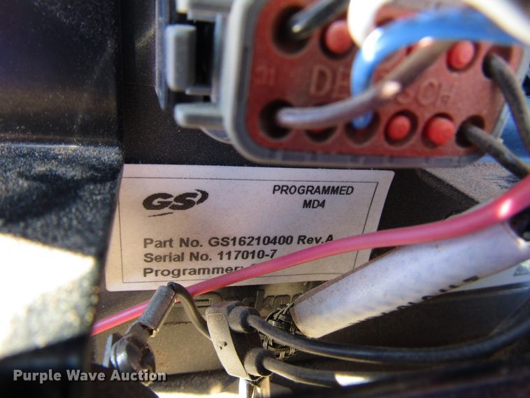 image for item DH8304 2017 H&S Tri-Flex 6135 hay merger