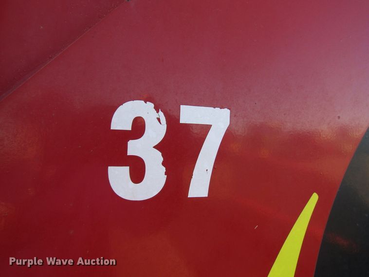 image for item DH8304 2017 H&S Tri-Flex 6135 hay merger