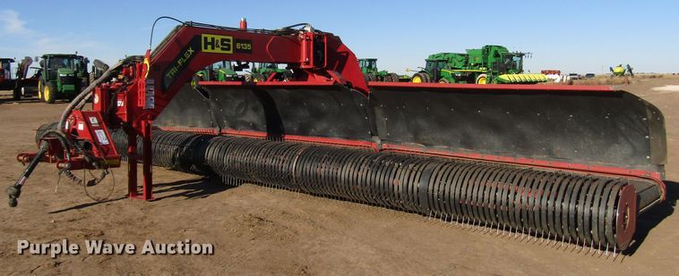 image for item DH8305 2016 H&S Tri-Flex 6135 hay merger