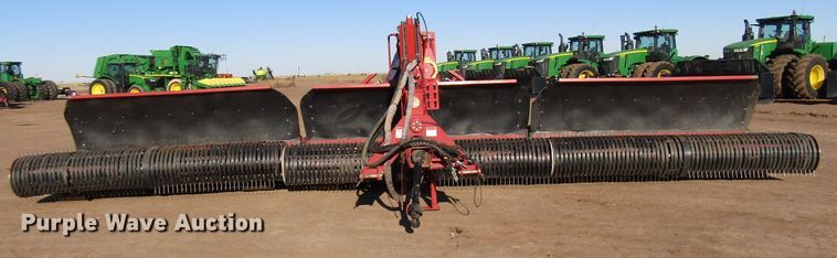 image for item DH8305 2016 H&S Tri-Flex 6135 hay merger