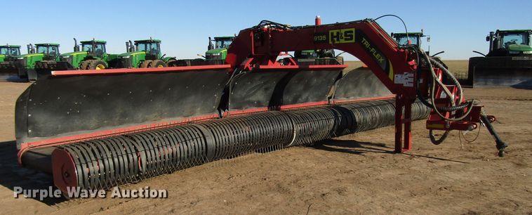 image for item DH8305 2016 H&S Tri-Flex 6135 hay merger