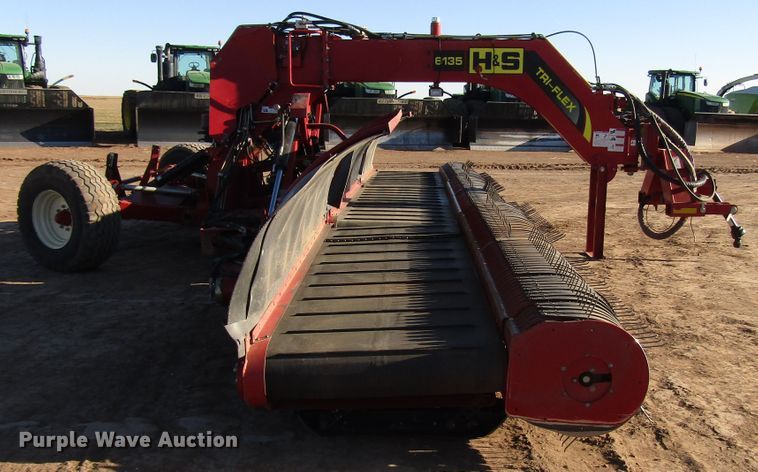 image for item DH8305 2016 H&S Tri-Flex 6135 hay merger