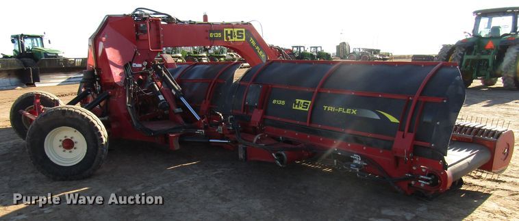 image for item DH8305 2016 H&S Tri-Flex 6135 hay merger