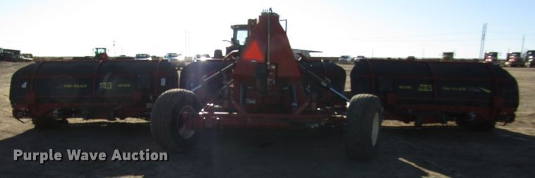 image for item DH8305 2016 H&S Tri-Flex 6135 hay merger